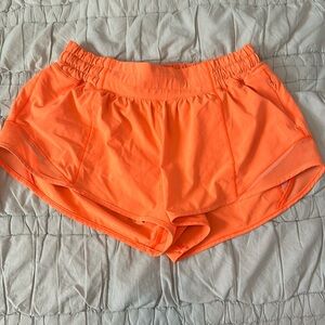 Lululemon low rise hotty hot 2.5 inch size 6